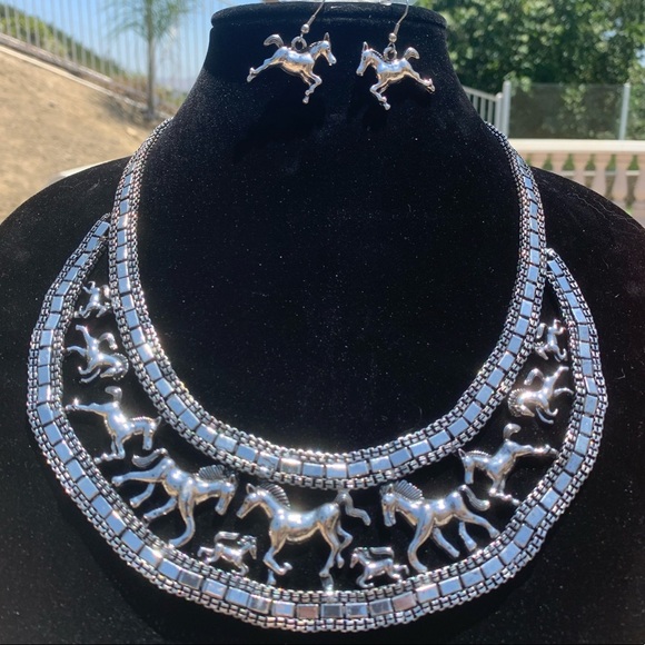 Jewelry - 🔥BEAUTIFUL HORSE BIB STATEMENT SET IN SILVER TONE